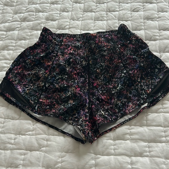 Lululemon Hottie hot 2.5 high rise short - Picture 2 of 6